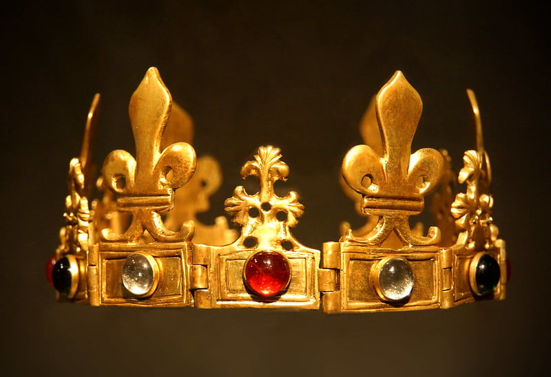 "France-001310 - Gold Crown" by archer10 (Dennis) is licensed under CC BY-SA 2.0.